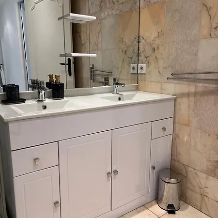 Les Mimosas-spacious Apartment-city Center *