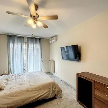 Appartamento Les Mimosas-spacious Apartment-city Center *