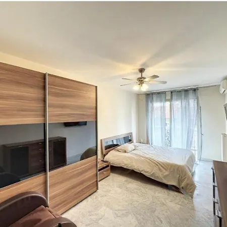 Les Mimosas-spacious Apartment-city Center Apartmán *
